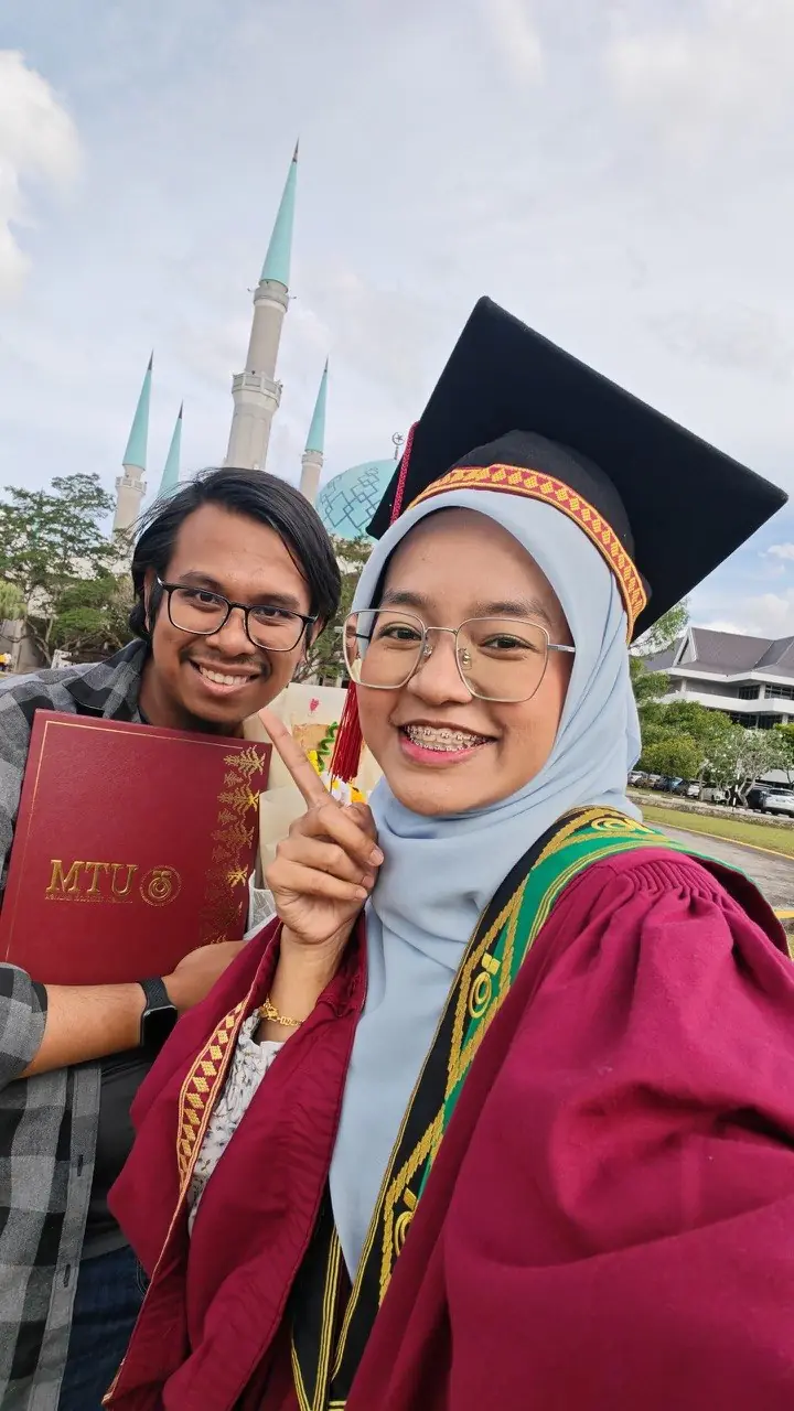 A happy graduation day together